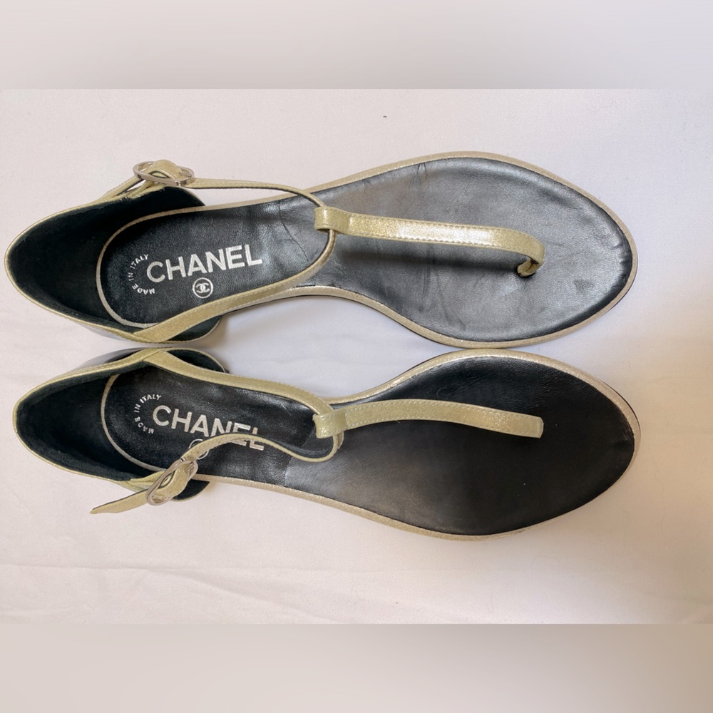CHANEL thong sandals in light gold and black. Silver hardware. New condition.